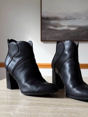 {Adrienne Vittadini} Tabby Black Leather Ankle Booties 9.5
